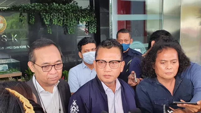 LPSK Akui Takut Buka Amplop Titipan Bapak, Minta KPK Cek CCTV - GenPI.co LPSK Akui Takut Buka Amplop Titipan Bapak, Minta KPK Cek CCTV - GenPI.co