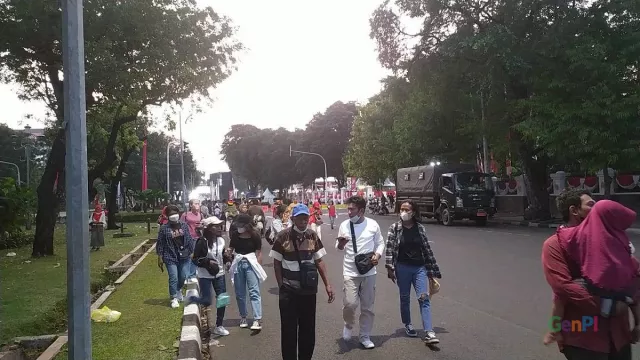 Penurunan Bendera Merah Putih Selesai, Warga Mulai Tinggalkan Istana Merdeka - GenPI.co