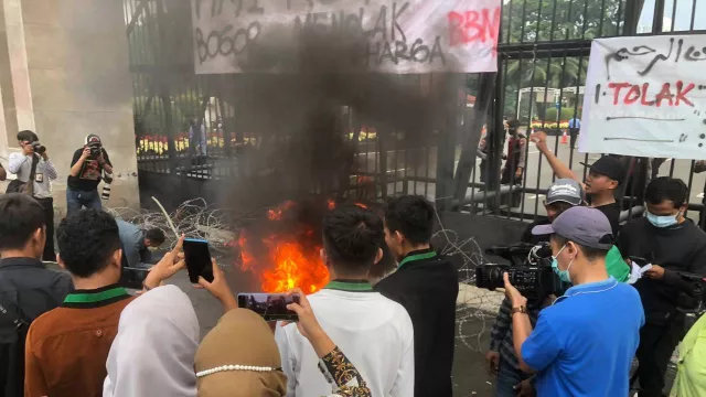 HMI Demonstrasi di Depan Gedung DPR RI, Diwarnai Aksi Bakar Ban - GenPI.co