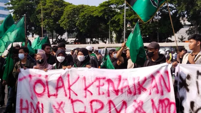 Tak Setuju Harga BBM Naik, HMI Demo di Gedung DPR RI - GenPI.co