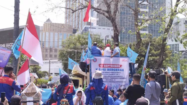Demo Tolak Kenaikan Harga BBM, KSPSI Long March Menuju Patung Kuda - GenPI.co