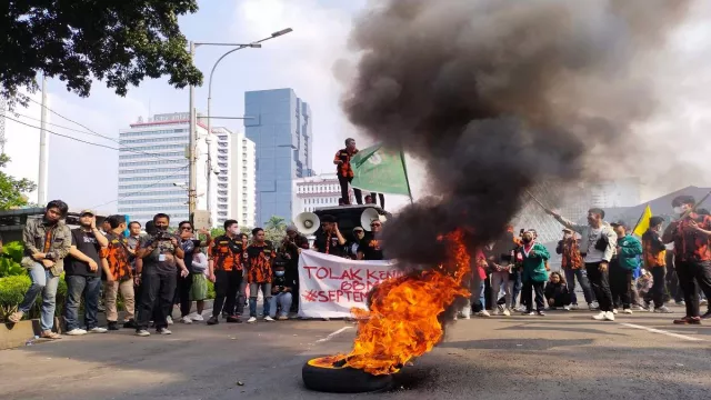 Demo Tolak Kenaikan Harga BBM di DPR RI Membara, Massa Driver Online Bakar Ban - GenPI.co