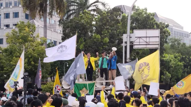 Massa Mahasiswa Nyanyikan Lagu Raisa saat Demonstrasi di Kawasan Patung Kuda Jakarta - GenPI.co