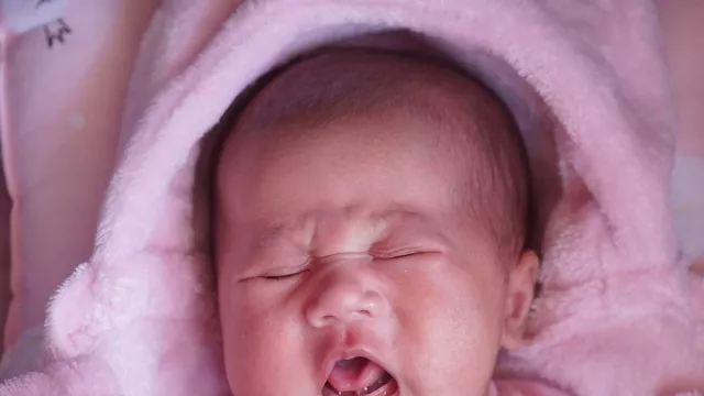 3 Cara Merawat Tali Pusat Setelah Bayi Lahir - GenPI.co