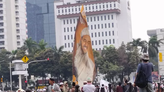 Bendera Besar Habib Rizieq Shihab Jadi Magnet di Tengah Demo Menuntut Jokowi Mundur - GenPI.co