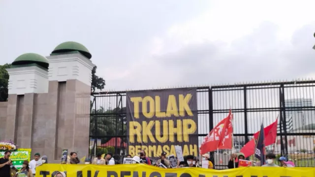 Demo di Depan Gedung DPR RI, LBH Jakarta Tegaskan Tolak Pengesahan RKUHP - GenPI.co