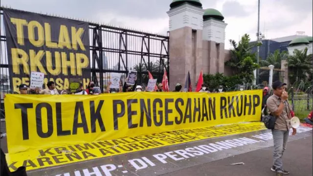 LBH Jakarta Sebut DPR RI Tak Transparan Susun RKUHP - GenPI.co