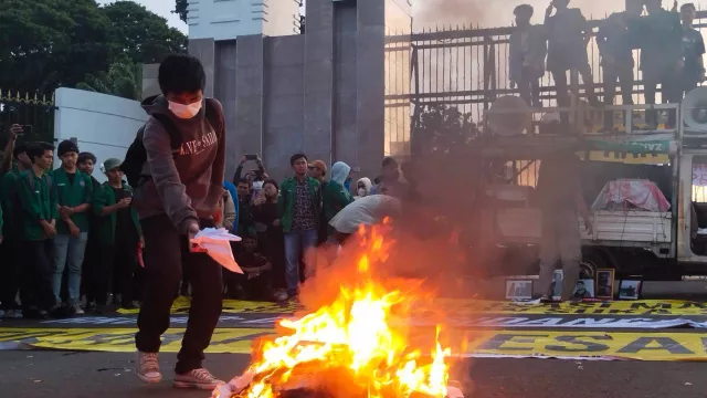 Demo Tolak KUHP, Mahasiswa Bakar Ban di Depan DPR RI - GenPI.co