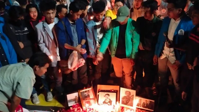 Mahasiswa Tabur Bunga Kenang 5 Korban Tragedi Demonstrasi RKUHP 2019 - GenPI.co