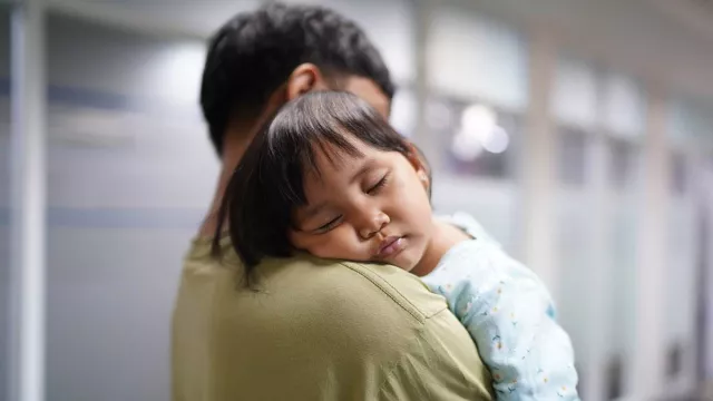 Alasan Pentingnya Kehadiran Ayah untuk Pola Asuh Anak - GenPI.co
