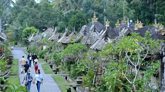 Desa Wisata Penglipuran Bangli Bali Ramai, Turis Datang Sebegini - GenPI.co BALI