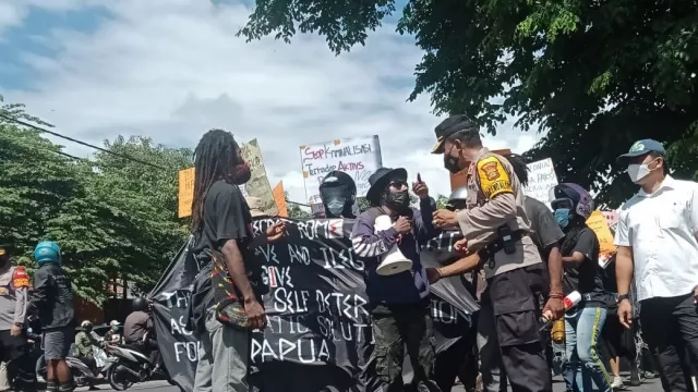 Polisi Denpasar Bali Tindak Demo Mahasiswa Papua Imbas Prokes - GenPI.co BALI
