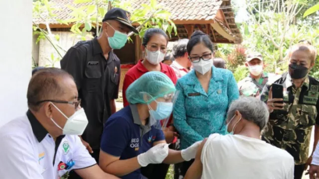 Vaksinasi Covid-19 Lewati 100 Persen, Bali Masih Punya Tugas Ini - GenPI.co BALI