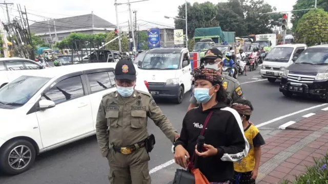 Sadar Ada Pengamen Berbusana Bali? Sosiolog Unud: Efek Pandemi - GenPI.co BALI