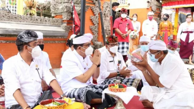 Warga Bersama Bangun Pura di Bali, Bupati Tabanan Beri Apresiasi - GenPI.co BALI