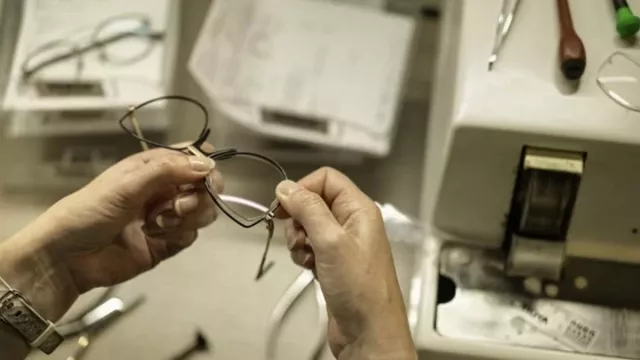 Tips Memilih Kacamata yang Sesuai dengan Bentuk Wajah - GenPI.co BALI