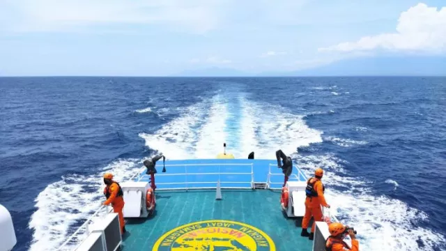 Kapal KM Liberty 1 Karam di Laut Bali, Basarnas Cari 9 ABK - GenPI.co BALI
