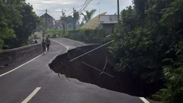 Mengerikan! Dampak Cuaca Ekstrem Hancurkan Jalan Gianyar Bali - GenPI.co BALI