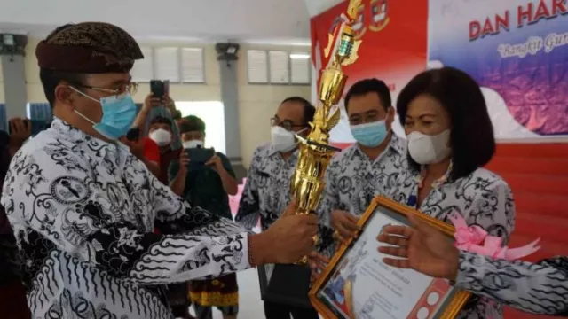 Hari Guru Istimewa Imbas Pemkab Buleleng Bali Beri Trofi Ini - GenPI.co BALI