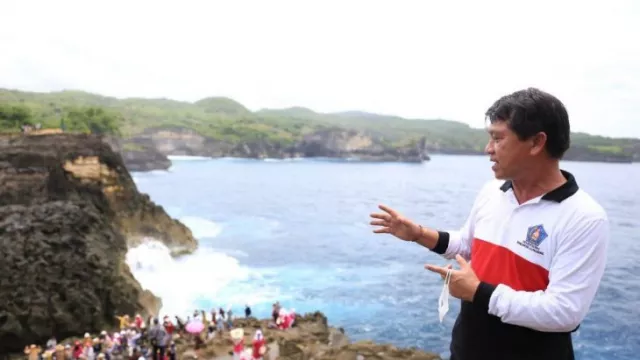 Nusa Penida Bali Ramai Turis Domestik, Bupati Suwirta Girang - GenPI.co BALI