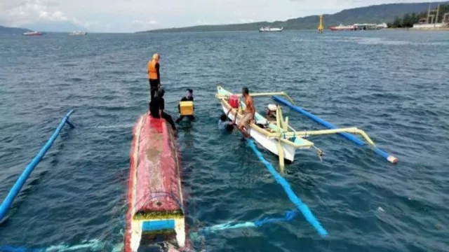 Ngeri! 7 Nelayan Naik Jukung Nyaris Mati di Selat Bali - GenPI.co BALI