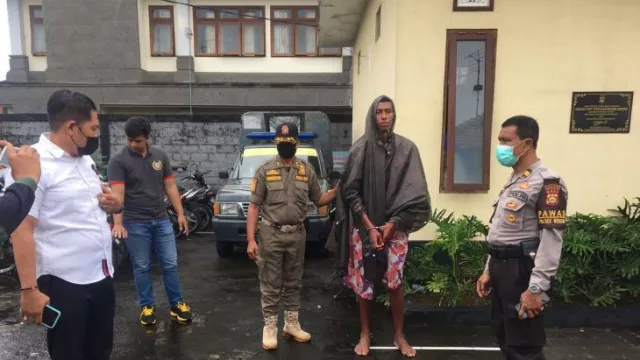 Bule Belanda Gila yang Mengamuk dan Telanjang Dibekuk Polisi Bali - GenPI.co BALI