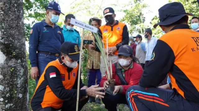 Wabub Karangasem Bali Tanam 3.000 Pohon Desa Bunutan, untuk Apa? - GenPI.co BALI