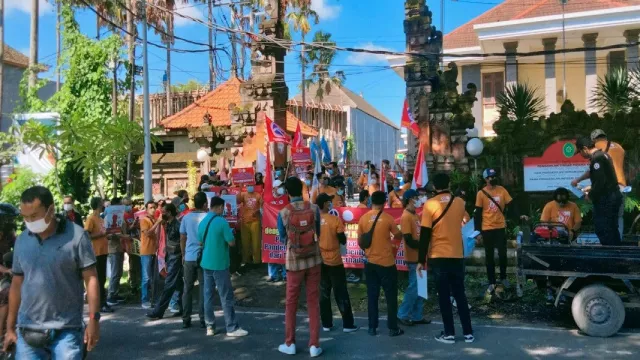 Aneh! PHK 34 Karyawan, Hotel W Bali Gugat Diri Sendiri ke PHI - GenPI.co BALI
