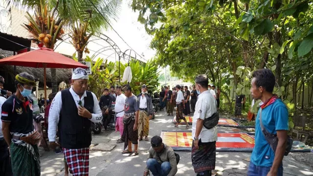 Batas Suci Pura Dalem Dilanggar, Warga Desa Canggu Blokade Jalan - GenPI.co BALI