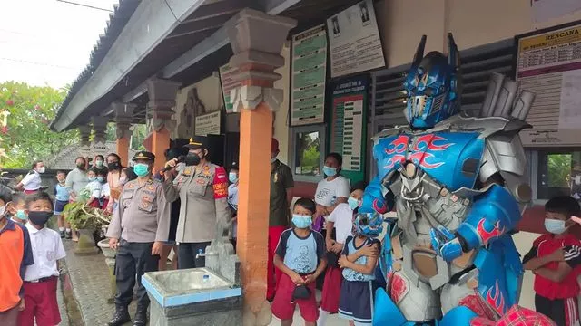 Demi Bali, Transformer 'Bantu' Vaksinasi Anak Polres Tabanan - GenPI.co BALI