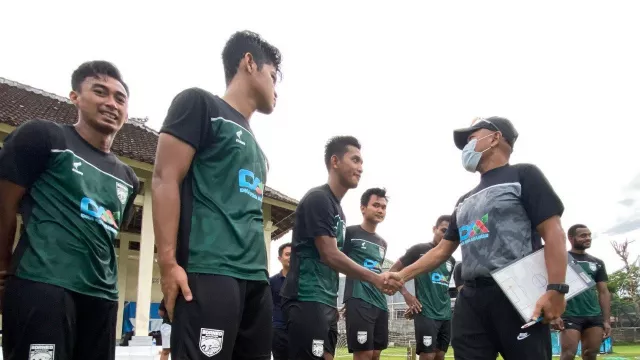 BRI Liga 1: Pelatih Borneo FC Fakhri Husaini Ancam Bali United - GenPI.co BALI