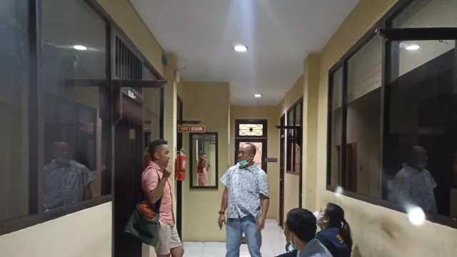 Efek WNA Ukraina Dikeroyok di Bali, Kemenkumham Deportasi 5 Bule - GenPI.co BALI Efek WNA Ukraina Dikeroyok di Bali, Kemenkumham Deportasi 5 Bule - GenPI.co BALI