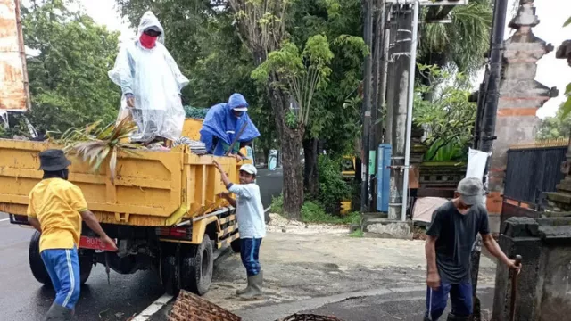 Hujan Nonstop, Tumpukan Sampah Bikin Air Luber di Denpasar Bali - GenPI.co BALI