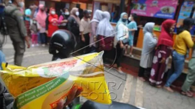 Polisi Denpasar Bali Hadiahkan Minyak Goreng Bagi Warga Ini - GenPI.co BALI