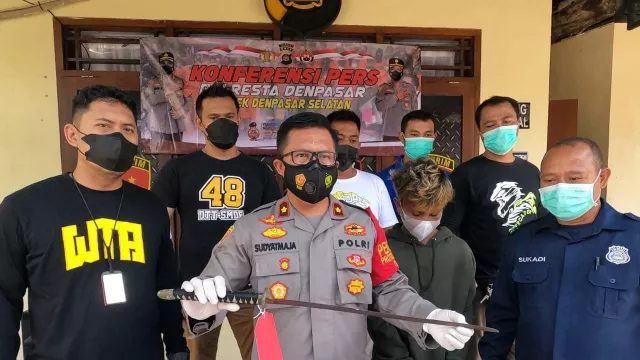 Tenteng Samurai Bikin Warga Ketakutan, Polisi Bali Ciduk Pria Ini - GenPI.co BALI