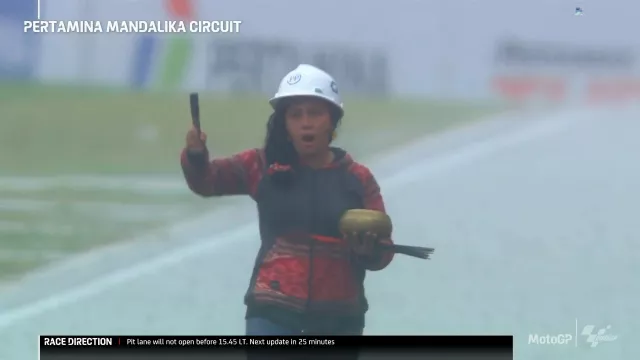 Viral! Begini Aksi Pawang Hujan dari Bali di MotoGP Mandalika - GenPI.co BALI