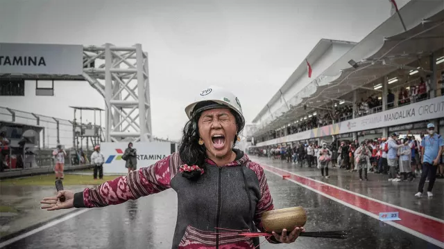 'Sindir' Kesaktian Pawang Hujan Rara Isti di MotoGP, Kata BMKG? - GenPI.co BALI 'Sindir' Kesaktian Pawang Hujan Rara Isti di MotoGP, Kata BMKG? - GenPI.co BALI