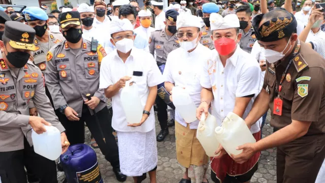 Gubernur Bali Koster Murka, Bareng Polisi Musnahkan Arak Gula - GenPI.co BALI