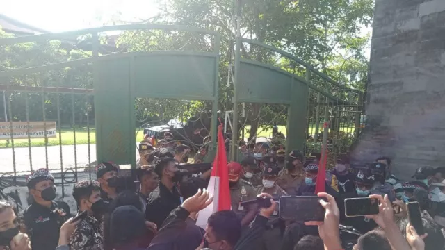 Demo 11 April di Bali Nyaris Ricuh, Mahasiswa Paksa Masuk DPRD - GenPI.co BALI