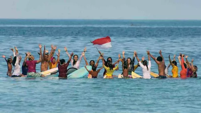 Bukan Bikini, Ibu-ibu di Bali Surfing Pakai Kebaya, Jadinya? - GenPI.co BALI