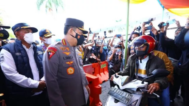 Petugas TNI-Polri Bali Tolak Pemudik Tanpa KTP di Gilimanuk - GenPI.co BALI