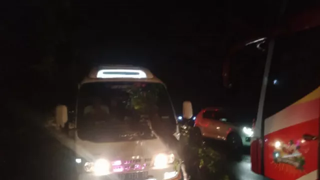 Sopir Travel Picu Kemacetan Gilimanuk Bali, Aparat TNI Berang - GenPI.co BALI