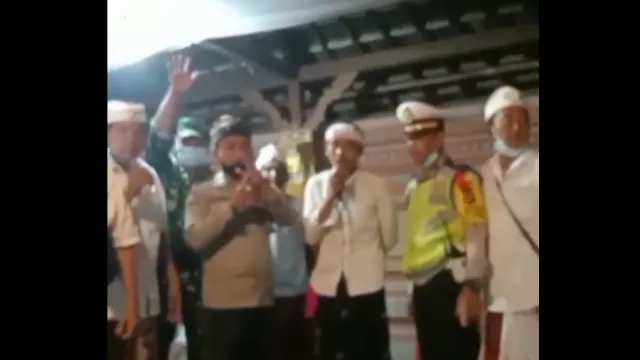 Viral! Pria Bawa Alat Kontrasepsi saat Acara Calonarang di Bali - GenPI.co BALI