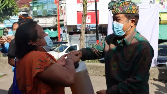 Lancarkan Operasi Minyak Goreng Curah, Aksi Bupati Bangli Bali - GenPI.co BALI