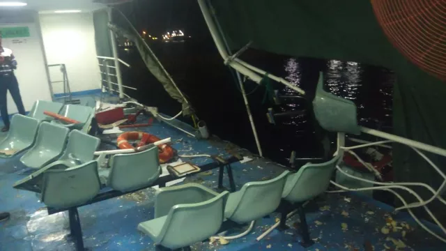 Usai Tabrakan Kapal Feri Masuk Perawatan, Selat Bali Berbahaya - GenPI.co BALI