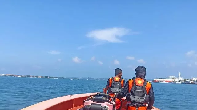 Jukung Dicaplok Ombak Benoa Bali, Pemancing Hilang Misterius - GenPI.co BALI
