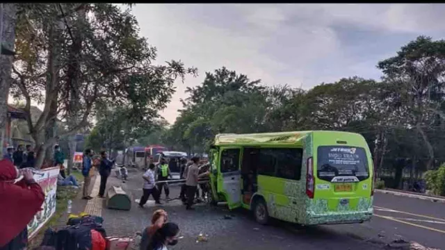 Jalur Setan Jembrana Bali Makan Korban, Mobil Travel Tabrak Truk - GenPI.co BALI