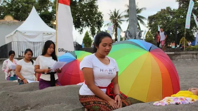 Nikmatnya Sensasi Pijat Pasir di Pantai Giri Emas Buleleng Bali - GenPI.co BALI