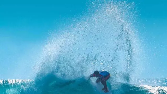 Media Asing Geger! Surfer Bali 'Kuasai' Lautan Lewati 25 Orang - GenPI.co BALI
