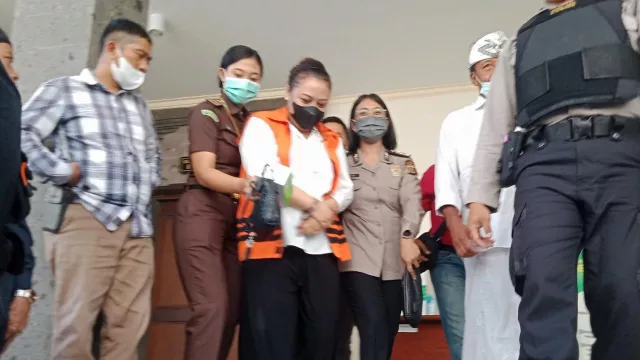 Jalani Sidang Korupsi Tanpa Didukung PDIP, Kata Eka Wiryastuti? - GenPI.co BALI